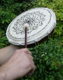 Šamanský rámový buben s kresbou